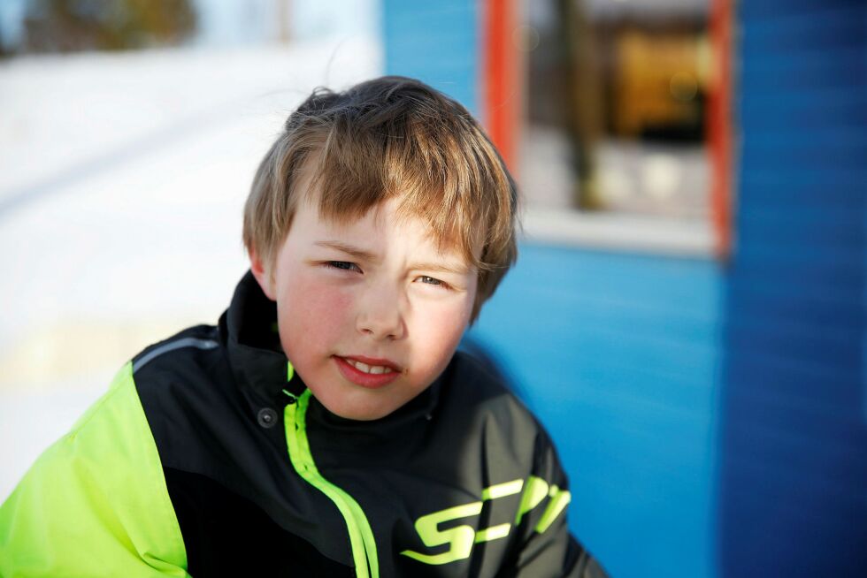 Den unge sne­sku­ter-en­tu­si­as­ten Olav Mathias Sa­mu­el­sen (9) for­tel­ler til Sá­gat at han be­gyn­te med sneskutercross for fire år si­den. Foto: June He­lén Bjørn­back