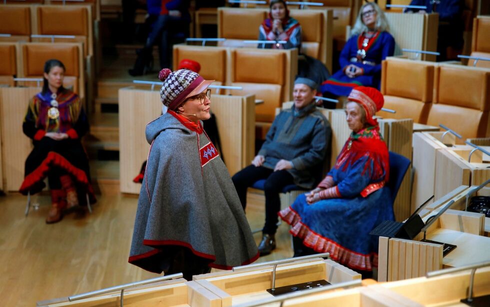 De tre kunstnerne fortalte om sin bakgrunn, og sitt engasjement gjennom kunsten. Her ser dere skoltesamiske Paulina Feodoroff. Foto: June Helén Bjørnback