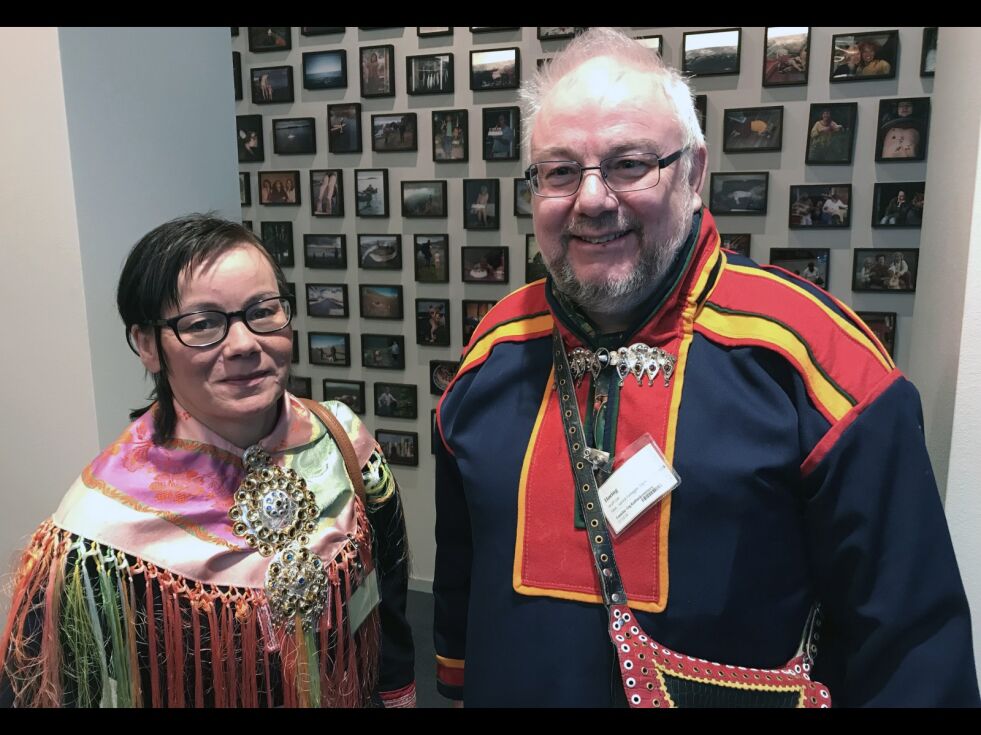 Nå kan de utvikle de samiske avisene. Kari Lisbeth Hermansen og Geir Wulff er sjefredaktører i henholdvis Ávvir og Ságat, og utgjør avisseksjonen i den samiske forlegger- og avisforeninga Sálas. Bildet er tatt forbindelse med budsjetthøringa i Stortingets familie- og kulturkomité.
 Foto: Geir Hus/LLA