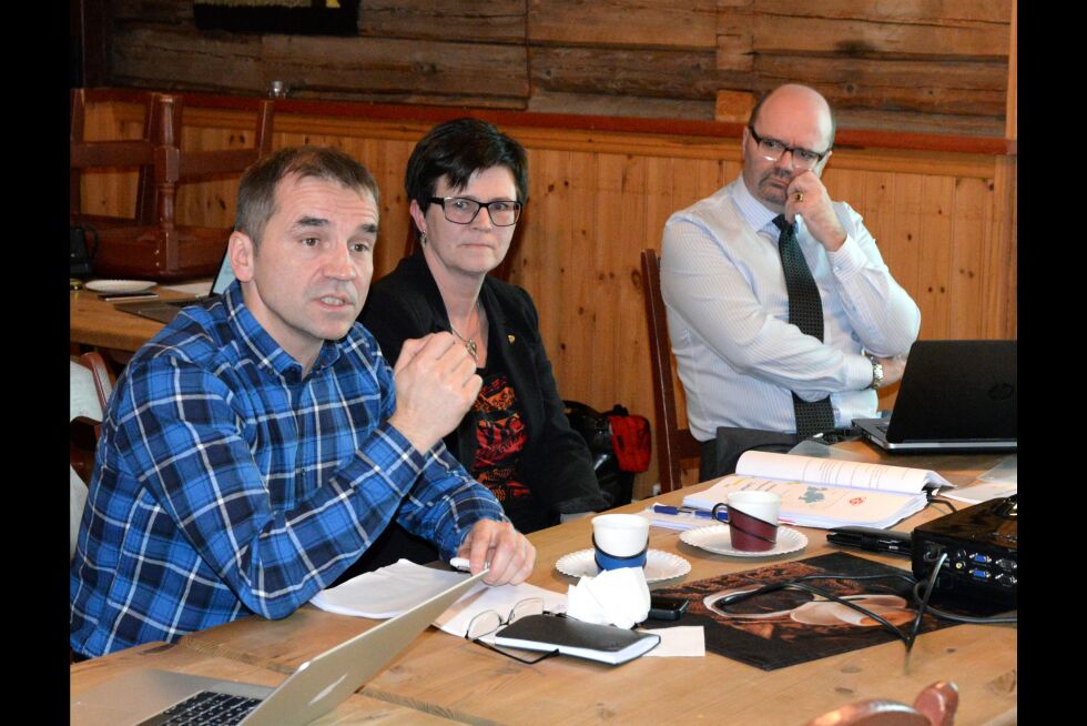 Varaordfører i Skånland Odd-Are Hansen (SV) argumenterer for ETS på folkemøtet i Grovfjord. I midten ordfører Helene Berg Nilsen og til høyre rådmann Torbjørn Simonsen.
 Foto: Steinar Solaas
