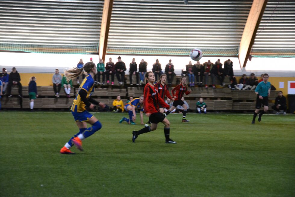 615 fotballspillere fra hele Finnmark var i Lakselv i helga, for å delta på FeFo-turneringen. Her spiller PIL1 sitt jentelag mot Alta2, en kamp PIL vant 1-0.
 Foto: Kristin Marie Ericsson