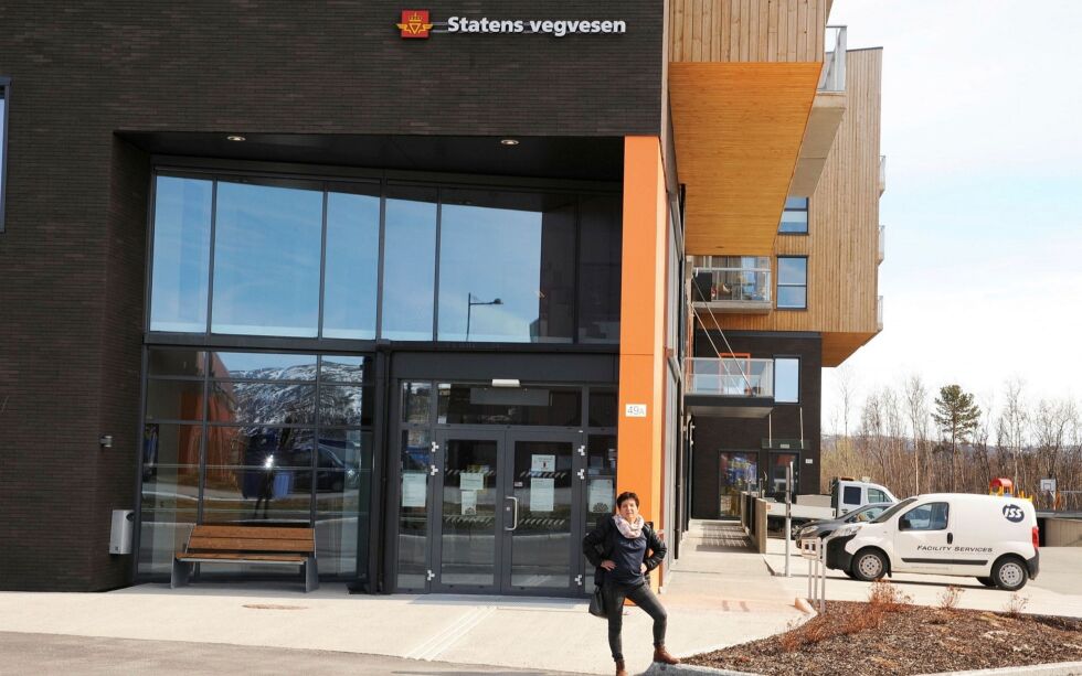 – Jeg går ikke! Jeg god­tar ikke at dere ikke hjel­per meg, når jeg tren­ger hjelp, sa Rita Siri Antonsen i Stat­ens vegve­se­n sine lo­ka­ler i Alta. Hun ville ikke kjøre til­ba­ke til Laks­elv med uforrettet sak, med sku­ter­en på slep. Foto: Rita Heit­mann