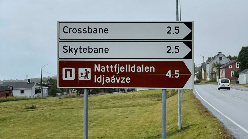 Hen­vis­nings­skil­tet ved E75 vi­ser til Natt­fjell­da­len/Idjaávze (skal være Idjaávže).
 Foto: Martin Deniz Wulff