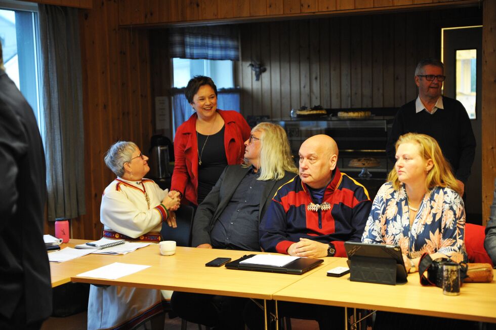 Ragnhild Vassvik gratulerer Inga Manndal og Alf Normann Hansen i SV med ordførervervet. Nå er hun selv på jobbjakt.
 Foto: Erik Brenli