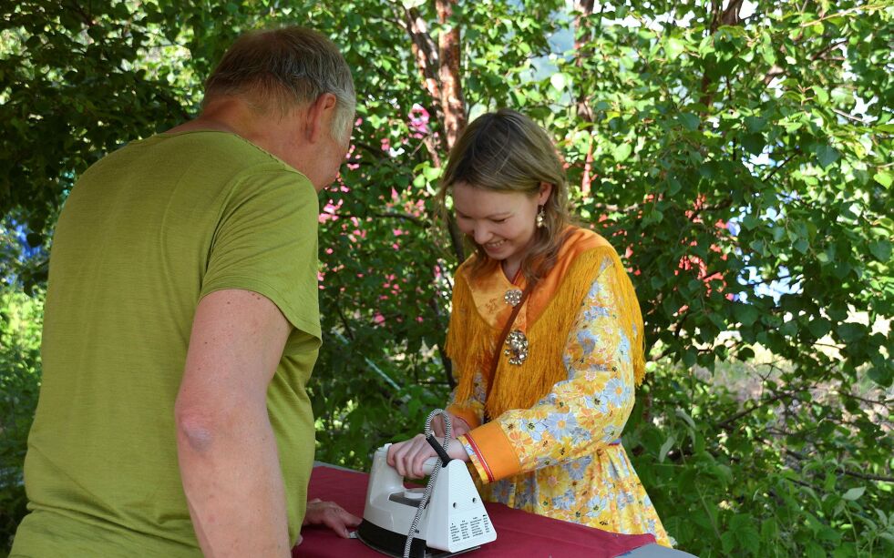 På Riddu Riđđu fikk kirkeverge Jostein Stråbø hjelp av kunstner Ramona Salo til å redesigne et klesplagg.
 Foto: Elin M. Wersland