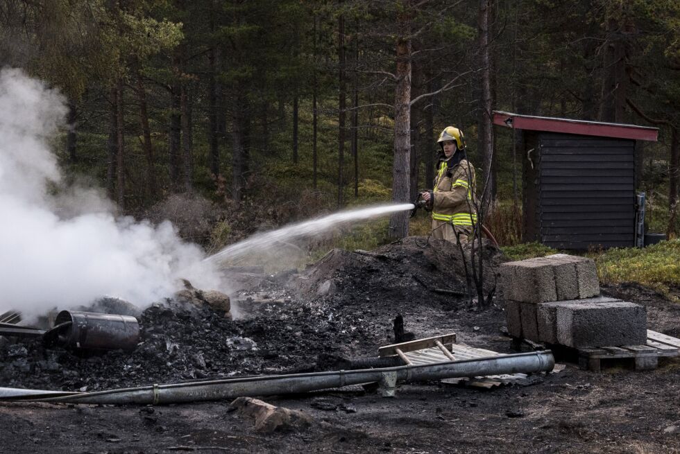 Brannvesenet var torsdag morgen i gang med etterarbeidet etter hyttebrannen.
 Foto: Marius Thorsen