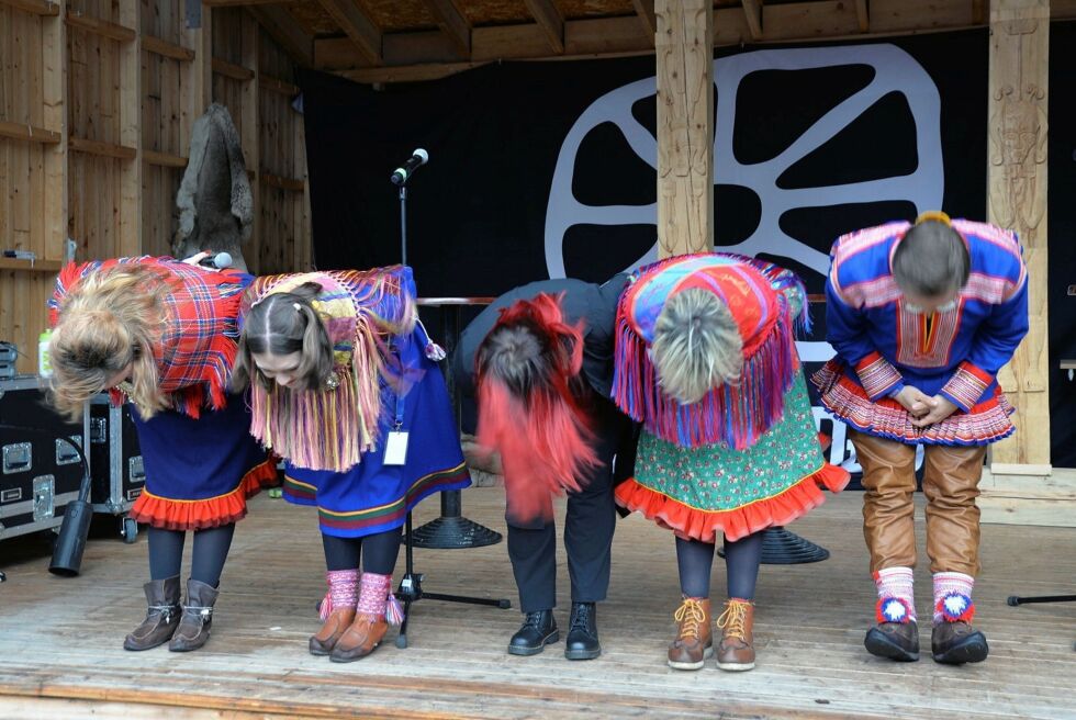 Samisk standup er det nye store i Sápmi. Under regi av Trine Lise Olsen opptrådte denne gjengen under vignetten Reaškkas, som er selve gapskratten. Og gapskratt ble det på de to forestillingene.
 Foto: Steinar Solaas