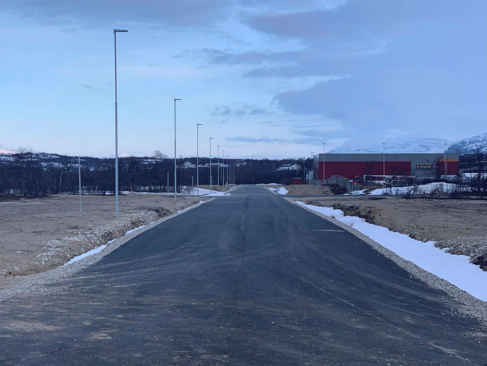 For­mann­skap­et har for­delt tom­ter på Ild­skog­mo­en in­du­stri­om­rå­de i Laks­elv. Til høy­re for vei­en sees Byggern, mens de til­del­te tomt­ene er på venst­re side av vei­en.
 Foto: Lars Birger Persen
