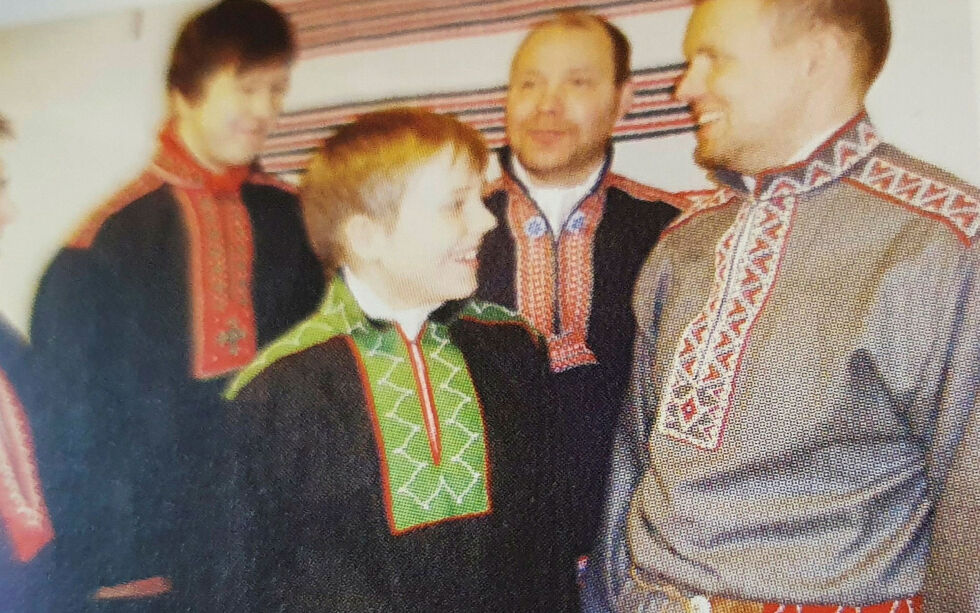 Skoltesamiske herrekofter. Enkle, busserullaktige med perlebroderier.
 Foto: Skjermdump