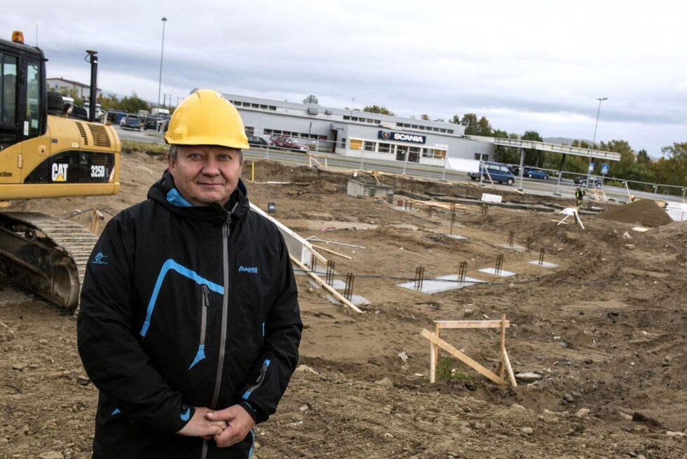 Jan Olli ble i 2012 ansatt som direktør i FeFo. Olli får nå syv nye år i sjefstolen for Finnmarkseiendommen (FeFo). Den nye åremålsavtalen vil
gjelde fra 1. oktober 2017 og har varighet frem til 1. oktober 2024. Olli vil dermed også få lov å sjefe i det nye bygget som settes opp i disse dager i Lakselv sentrum.
 Foto: Marius Thorsen