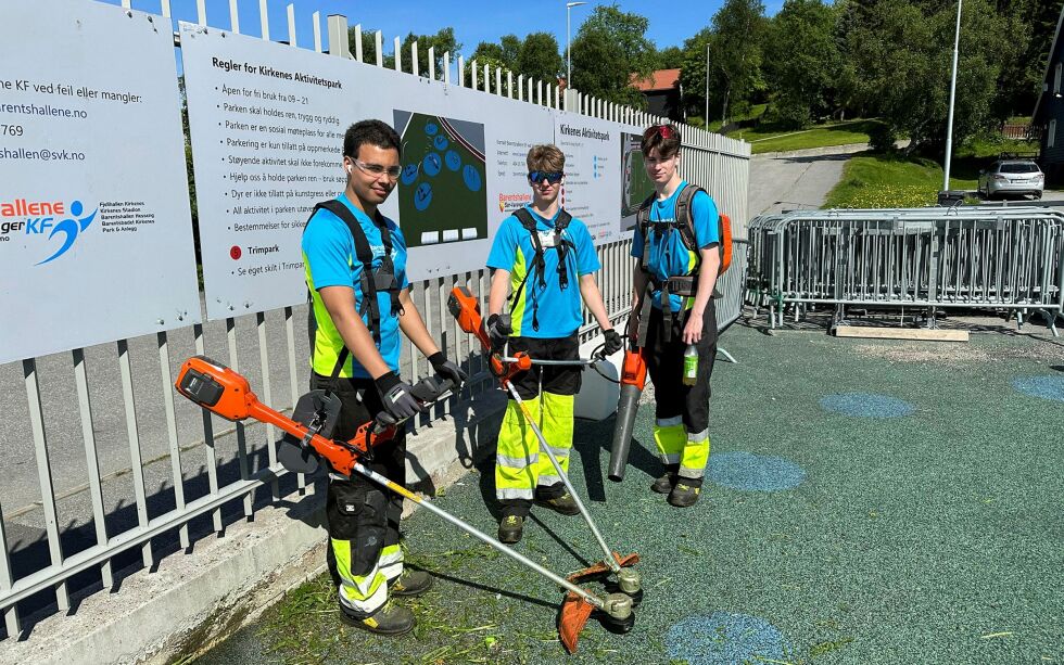 Christian Remmen, Mathias Lysholm og Steffen Jørgensen bidrar til forskjønning av kommunale eiendommer i kommunen, og da primært i sentralsørvaranger.
 Foto: Hallgeir Henriksen