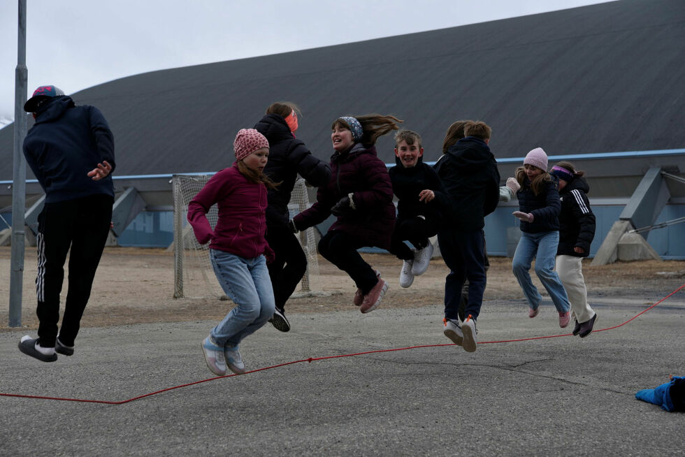 Hoppetaukonkurranse på Lakselv barneskole.
 Foto: Oskar Melkeraaen Aas