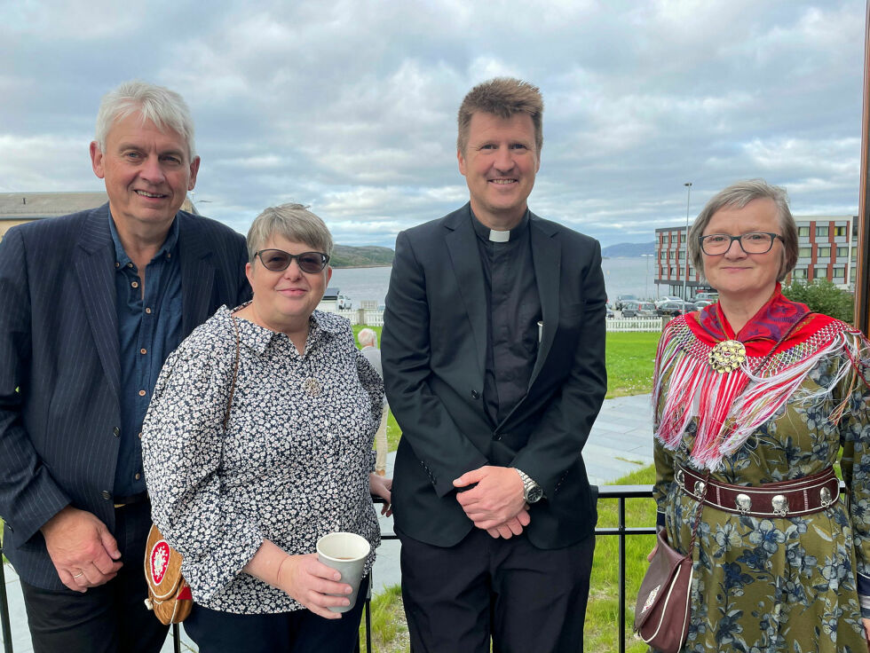 En lang dag med mørk historie krever pauser ute i det fri. Fra venstre Rolf Steffensen, lulesamisk prest i og fra Tysfjord, Siv Rasmussen, samisk historiker fra Sør-Varanger, prest i Sør-Varanger, Øystein Mathisen fra Østfold og cand.polit. Tove-Lill Labahå Magga, ekte Sør-Varanger-jente.
 Foto: Nina Gudrun Karisaari