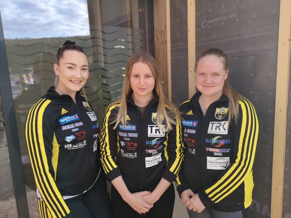 ØNSKER SEG KOLLEGER: TBK-trenerne Julie Arntzen (fra venstre), Anja Christensen og Selina Mathisen Jonas ønsker seg flere trenere til håndballgruppa i Tana Ballklubb. Spesielt er de på jakt etter trenere til guttelag de ønsker å starte.
 Foto: Erik Brenli