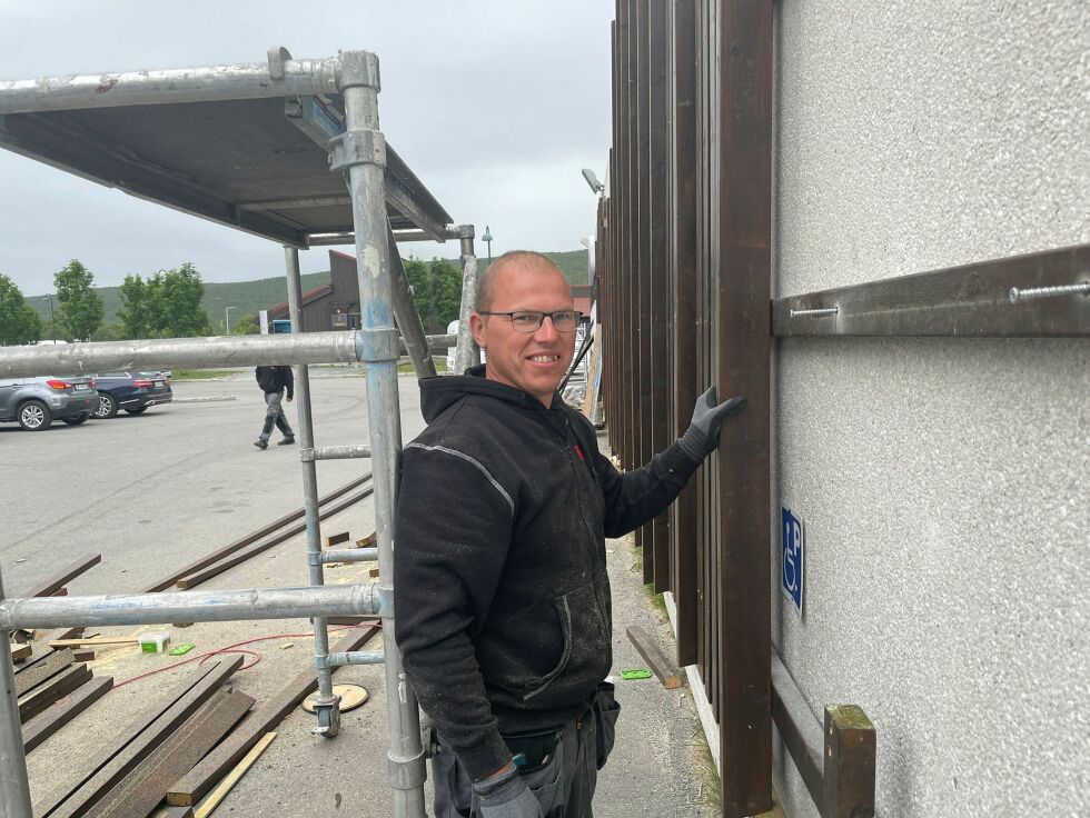 Grybas Ramunas er i gang med fasadearbeidet på Tanatorget.
 Foto: Birgitte Wisur Olsen