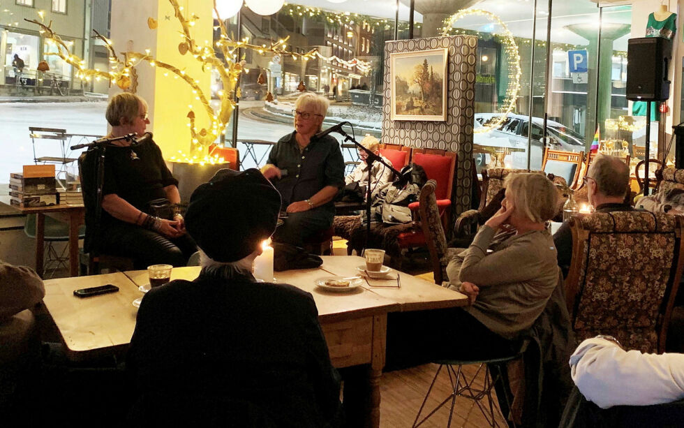 Ny informasjon om familiens bakgrunn og om historien i nord, særlig Nord-Troms og Finnmark, satte i gang refleksjoner om hvorfor det var blitt slik. På bildet ser du Laila Lanes i samtale med Sylvi Inez Liljegren.
 Foto: Privat