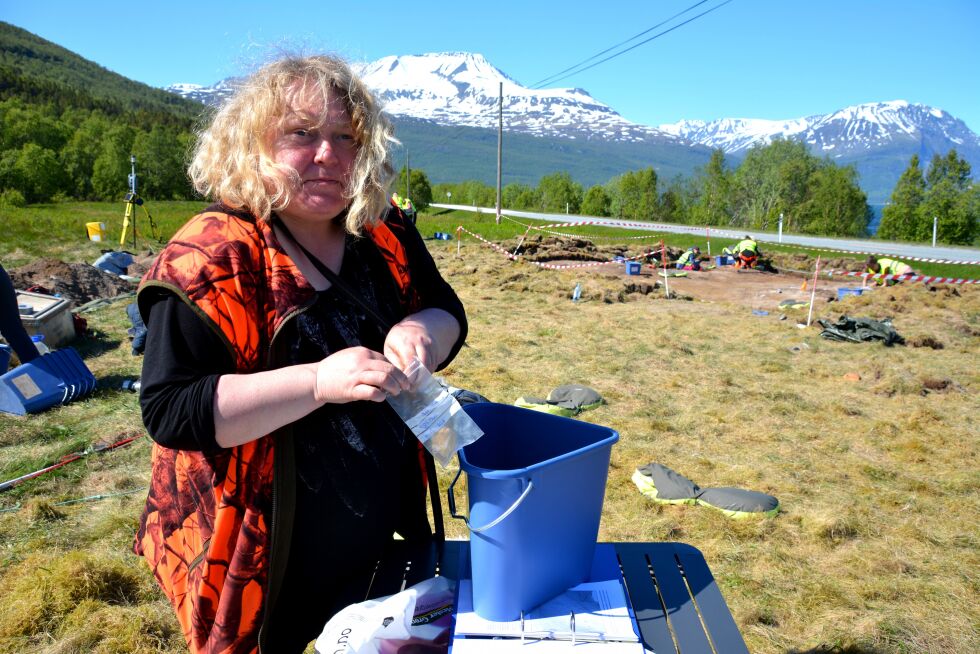 Professor i arkeologi, Gørill Nilsen, viser frem en krittpipe som de har funnet under de arkeologiske undersøkelsene på den gamle markedsplassen
 Foto: Elin Margrethe Wersland