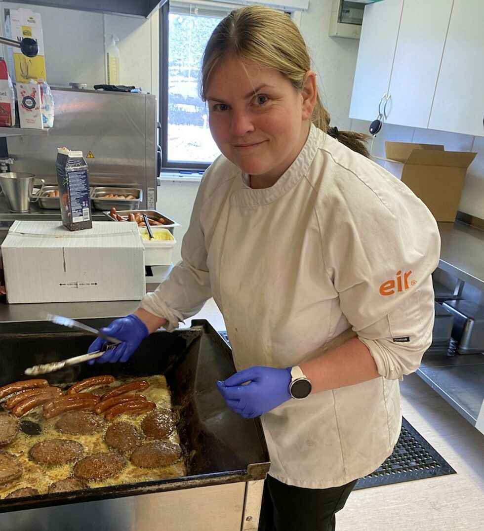På Skanska sitt anlegg i Skarvbergtunnelen er kokk Camilla Slemmen (32) i full gang med dagens frokost. Arbeidsdagen starter med et smil kl. 0400.
 Foto: Svein-Roger Johansen