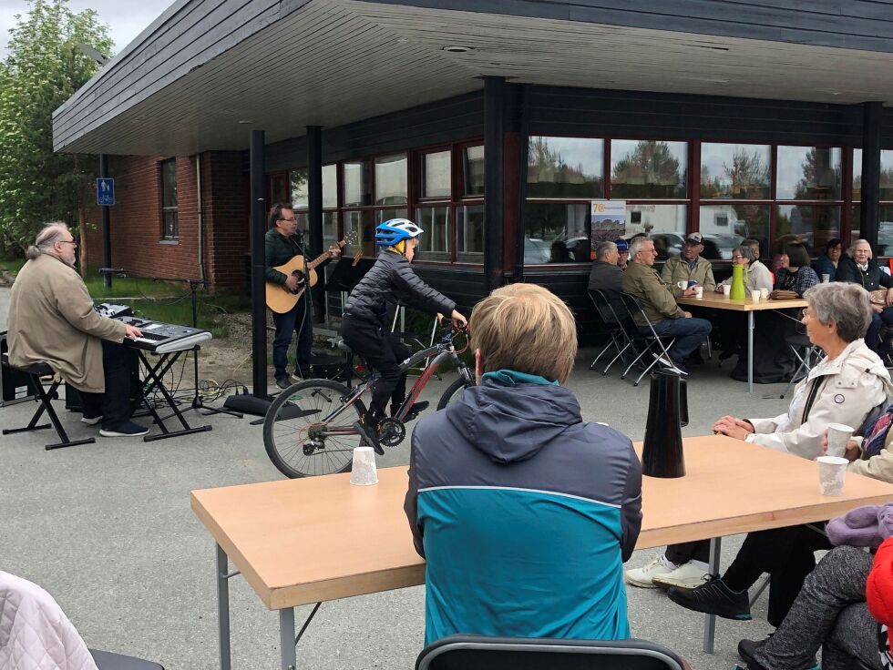 Musikk og glede på torget i regi av bygdas garvede instrumentalister, Halvdan Nedrejord og Amund Johnskareng, da Karasjok Pensjonistforening inviterte til feiring av 70-åringen Pensjonistforbundet.
 Foto: STEIN TORGER SVALA