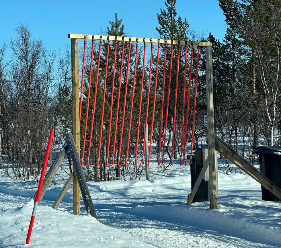 Disse røde plastrørene fungerer som effektiv fartsdump i skuterløypa ved en innkjørsel i Øvre Neiden.
 Foto: Hallgeir Henriksen