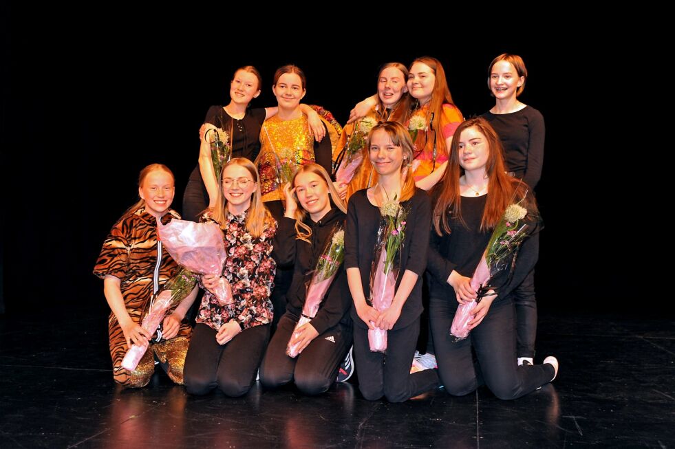 Foran fra venstre; Sara Marie Guttorm, Ingunn Kristina Kjølås Halvari, Inga Jernsletten, Maja Kristine Tapio og Renate Bach. Bak fra venstre; Nina Sofie Aslaksen, Pia Jeanett Mudenia, Kajsa Lillebostad, Máret Áile Gaup og Hannele Kjølås.
 Foto: Birgitte Wisur Olsen