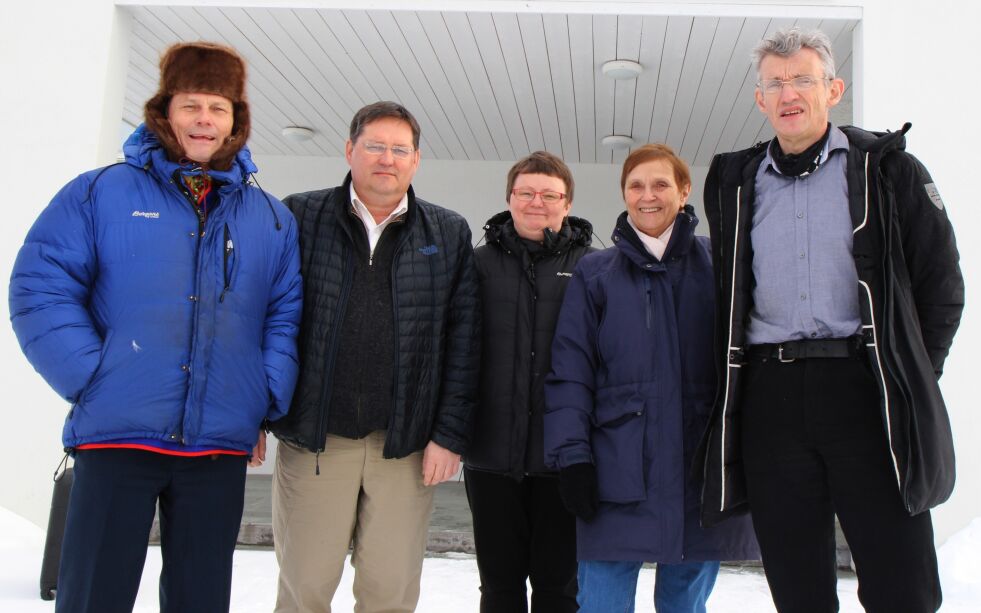 Hilde Heggelund forlater denne gjengen i løpet av året. Finnmarkskommisjonen består av (fra venstre) Ole Henrik Magga, John Bernhard Henriksen, Veronica Andersen, Hilde Heggelund og leder Jon Gauslaa.
 Foto: Torbjørn Ittelin (Arkiv)