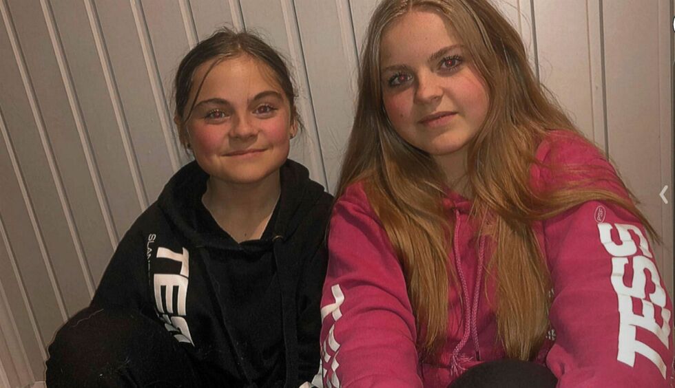 Tenåringssøstrene Line og Lina Hansen i Neiden jubla av glede da de fikk vite at de slipper å ta rutebuss til skolen, og dermed få en lagt kortere skysstid til skolen.
 Foto: Cathrine Jørstad