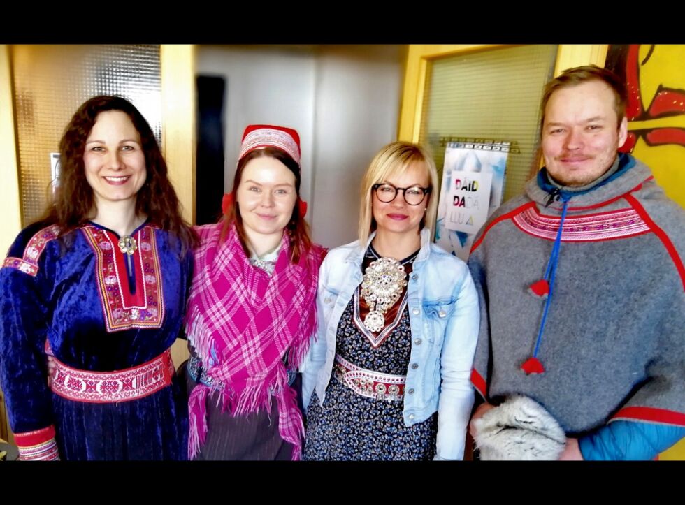 Det var en høytidelig åpning av fotoutstillingen «Neverending day» i Kautokeino i påsken. I tillegg til fotograf Susanne Hætta, ser vi Elle Sofe Henriksen og Máret Ánne Sara, som i 2014 etablerte kunstnerkollektivet Dáiddadállu, og ordfører Johan Vasara, som stod for den offisielle åpningen.
 Foto: Johan Mathis Gaup/Sámi Musihkkafestivála