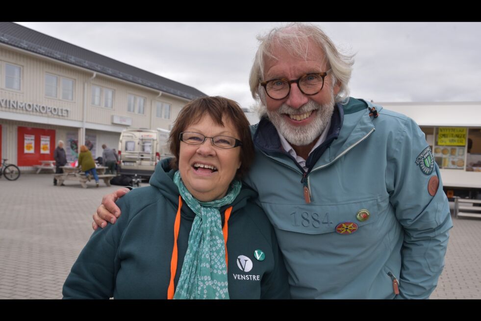 Venstre inviterte til debatt om kvænsk på torget. Her ser du (fra venstre) Margoth Thomassen og Carl-Erik Grimstad.
 Foto: Kristin Antonie Humstad