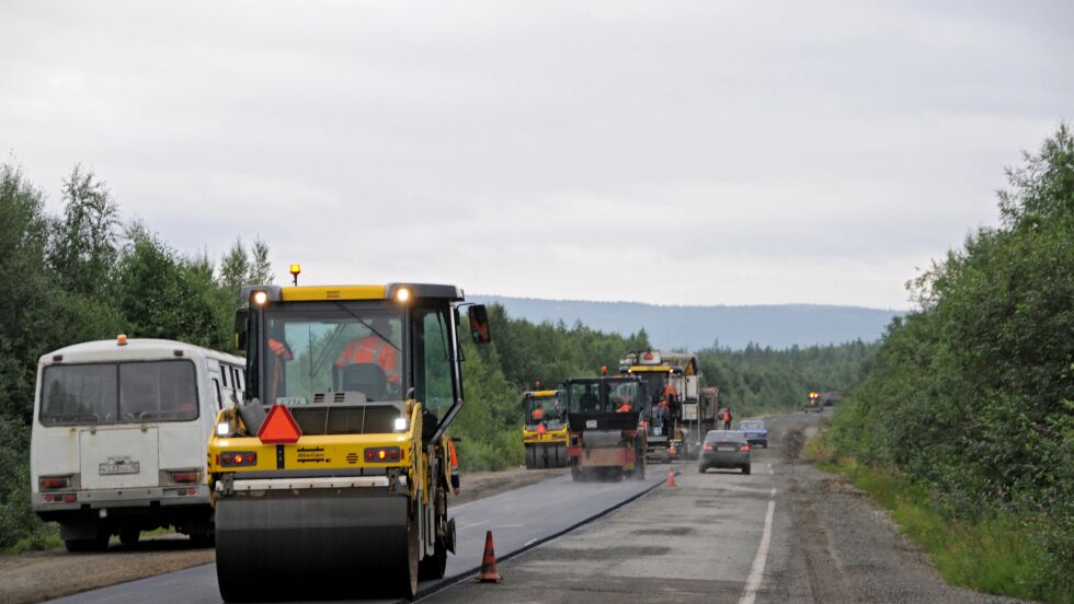Veien til Nikel utbedres nå, og her er det den dårligste strekningen av veien, som får ny asfalt.
 Foto: Hallgeir Henriksen