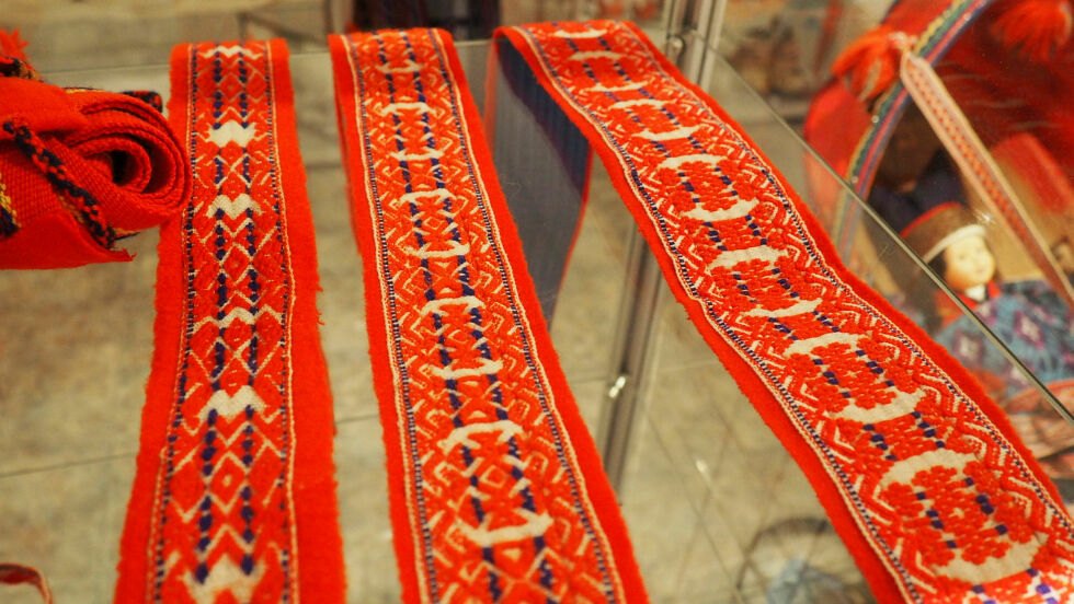 Eksempler på Nanna Persen sin vevskunst finnes utstilt på Porsanger museum.
 Foto: Irmelin Klemetzen