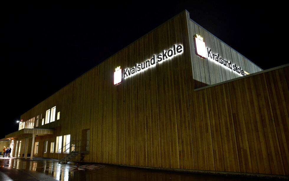 Kvalsund skole er splitter ny, med moderne fasade og belysning. Onsdag ble det hele markert med storstilt offisiell åpning. – Det beste vi har levert, sa driftsleder for prosjektavdelingen, Håkon Røn­beck.
 Foto: Cecilie Ditløvsen