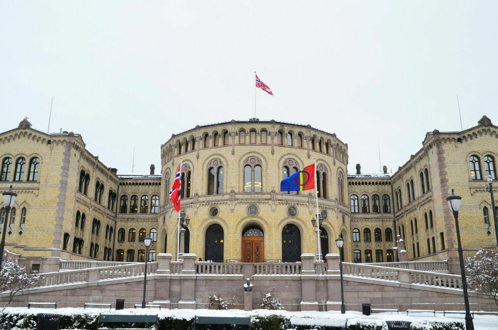 Rapporten tar for seg fornorskingspolitikk og urettferdigheter mot samer, kvæner, skogfinner og norskfinner. I samarbeid med Kvääniteatteri og Festspillene i Bergen har Nationaltheatret tatt initiativ til en nasjonal forsoningsinnsats kalt «Norge lytter», som innebærer en scenisk lesning av kommisjonens rapport. Lesningen, som vil finne sted gjennom natten på hovedscenen til Nationaltheatret, er åpen for alle som ønsker å delta og høre på.
Foto: Stortinget