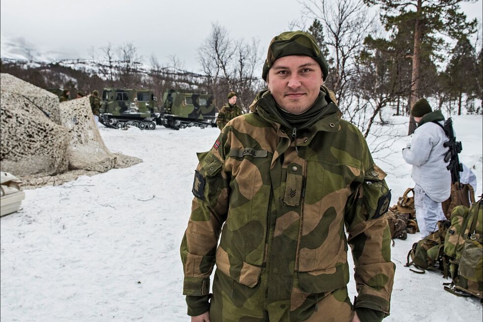 Nils Thomas Oskal fra Kautokeino er både aktiv reindriftsutøver og samtidig en del av HVs innsatsstyrke Ida & Lyra.
 Foto: Marius Thorsen