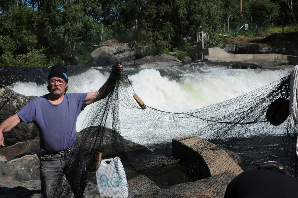 Leder i Neidenelvens fiskefellesskap, Karl Magne Arvola, viser her frem den nye nota i livjelak/käpälä. – Den er lagd med tanke på russellaks, og er både mer effektiv og skånsom mot laksen, sier han. Foto: Hallgeir Henriksen
 Foto: Hallgeir Henriksen
