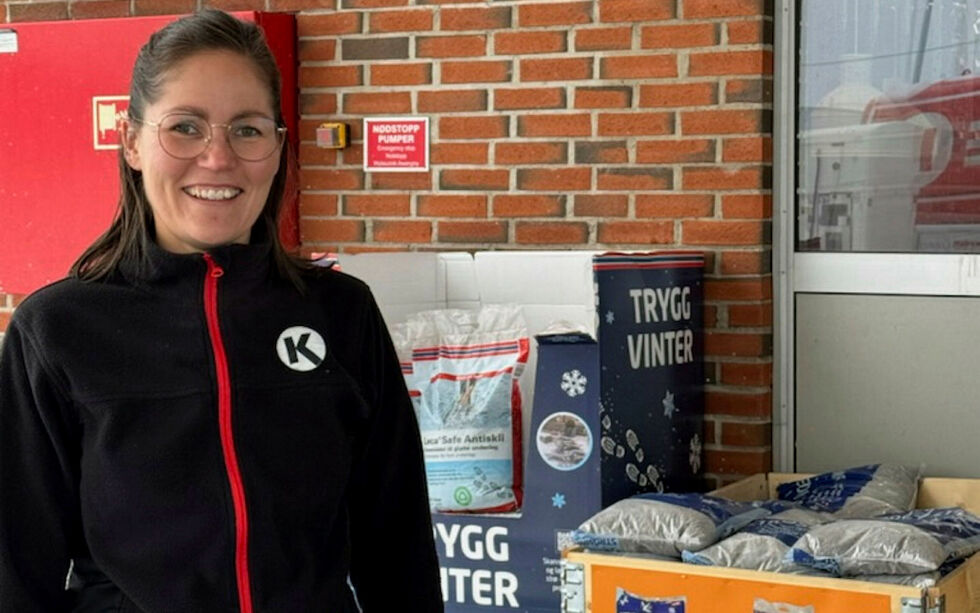 Daglig leder Siw-Hege Stabell på Circle K i Hesseng forteller at salget av sand har tatt helt av i år.
 Foto: Privat