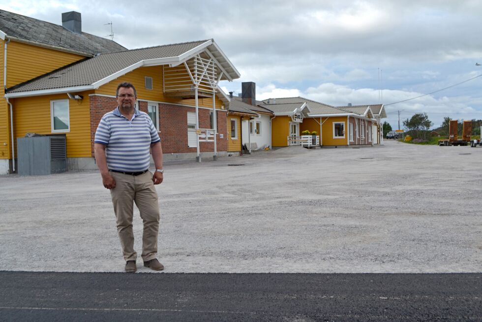 Utenfor Nesseby helsesenter, som ligger i Nyborg, har man startet asfaltarbeidene nå nylig. Grunnarbeidet ble gjort i fjor med nye masser. – Her skal det legges rundt 1.150 kvadratmeter fast dekke, opplyser ordfører Knut Store.
 Foto: Tom Hardy