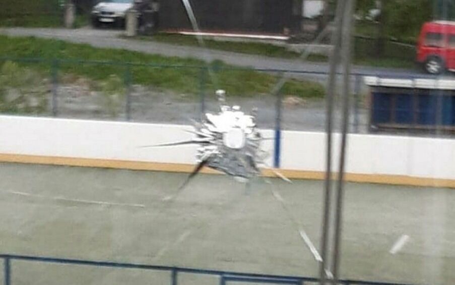Skuddet ble avfyrt fra kunstgresset på ishockeybanen ved foten av Solheimslia.
