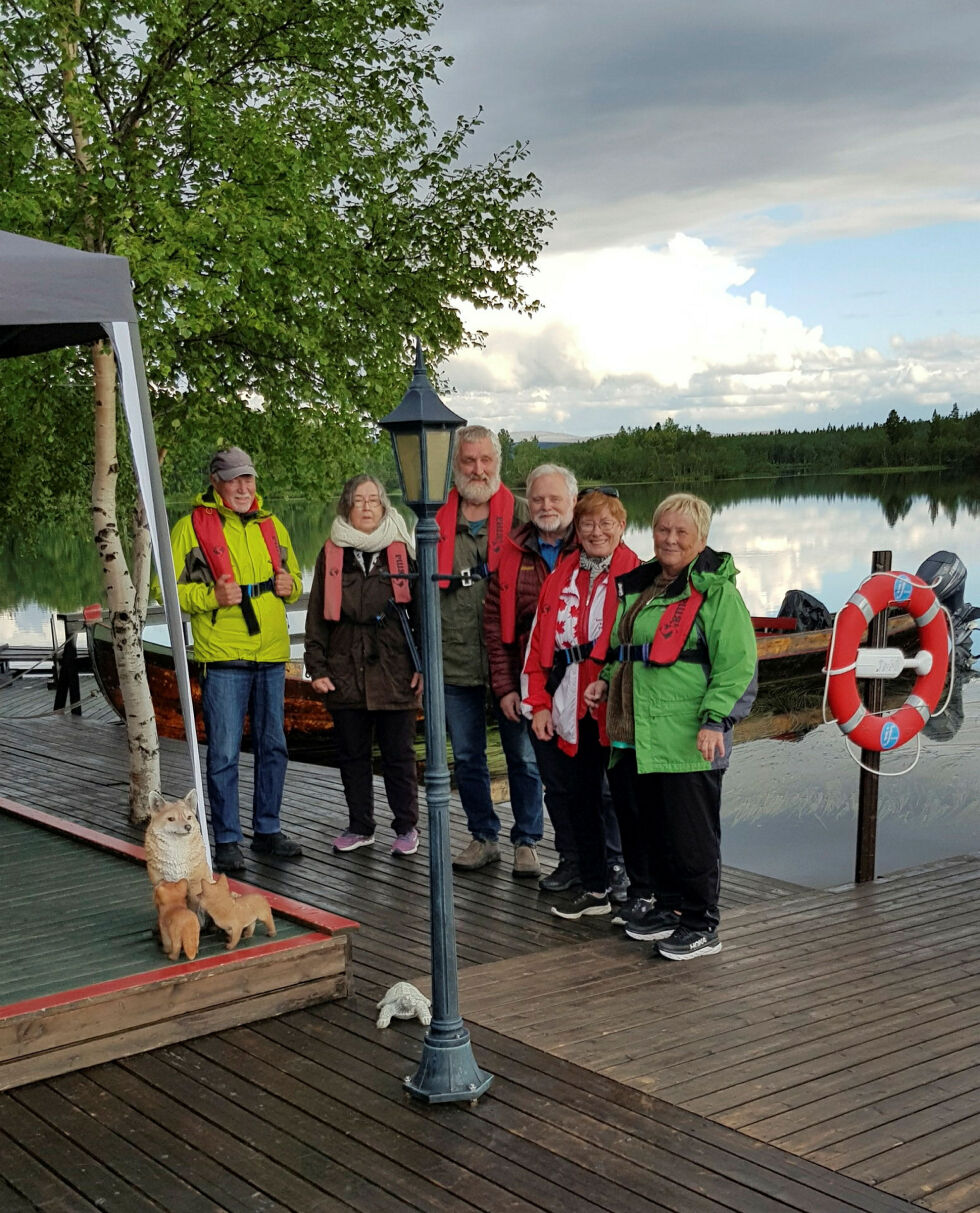 Her er Karl Opdøhl, Liv Bak­ke­jord, Lars Bønå, Jørgen Breivik, Hill Haga og Toril Deger­strøm klare for båttur på Pas­vik­elva.
 Foto: Privat