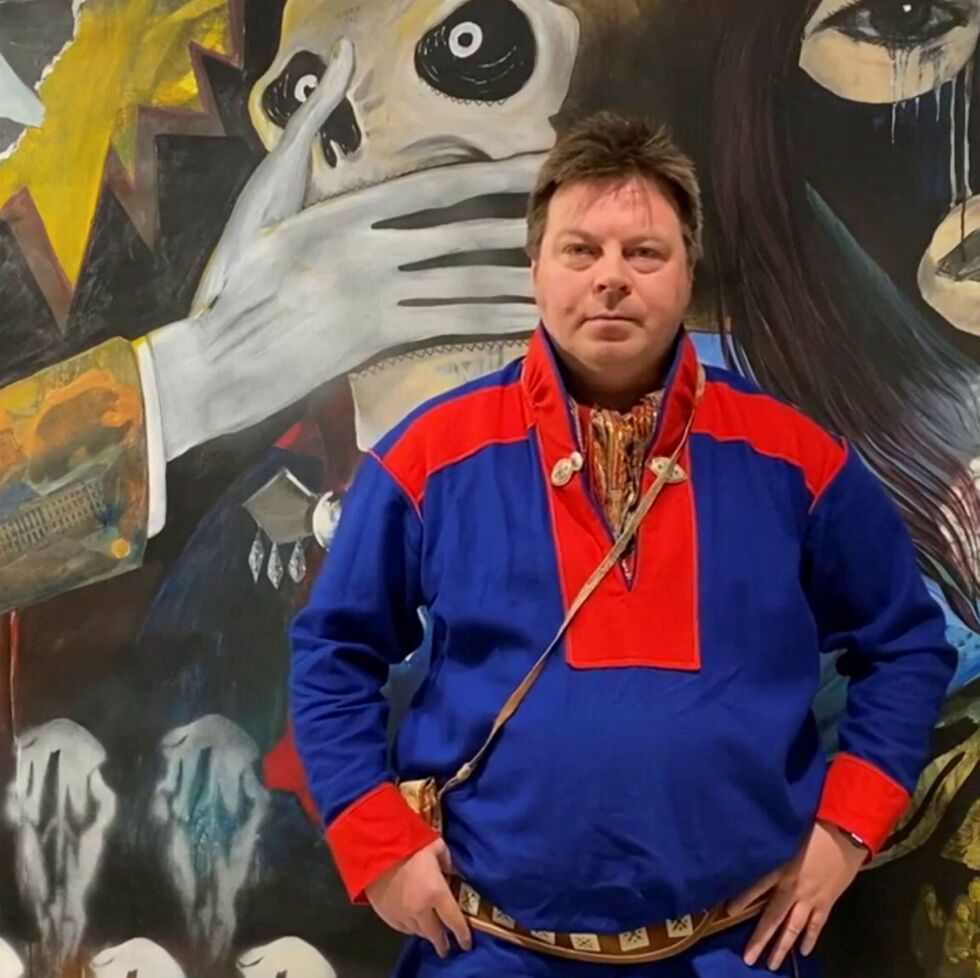 Stig Arne Somby kaster kortene etter kort tid.
 Foto: Skjermdump