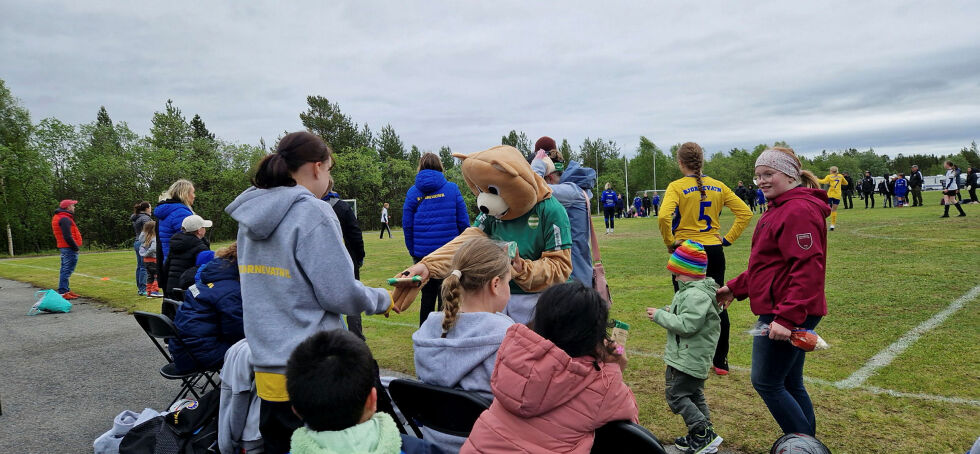 Bamse delte ut buff med Pasvik Hauk-logo til deltakerne.
 Foto: Hill Haga