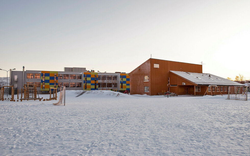Alle førsteklassinger vil bli tilbudt gratis kjernetid i SFO. Bilde av Lakselv barneskole. Arkivfoto: Marius Thorsen