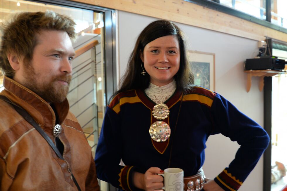 Christina Henriksen er parlamentarisk nestleder for NSR på Sametinget. NSR-leder Beaska Niillas til venstre.
 Foto: Steinar Solaas