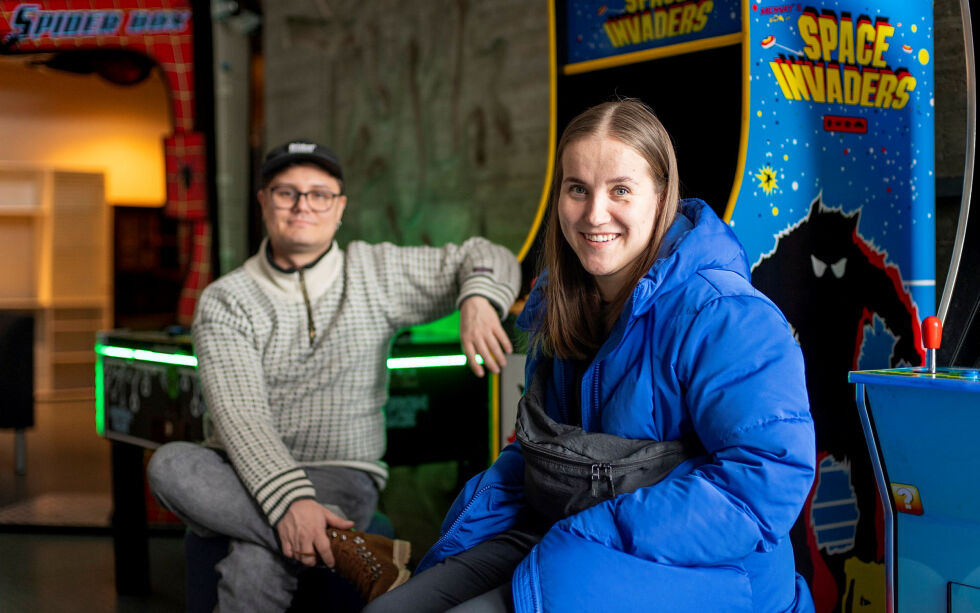 Det er kommunens ungdomskoordinatorer som har kjøpt inn arkademaskinene og de nye møblene på kulturhuset. Fra venstre: ungdomskoordinator Anthoni Hætta og ungdomsarbeider Ánna-Katri Helander.
 Foto: Cecilie Bergan Stuedal