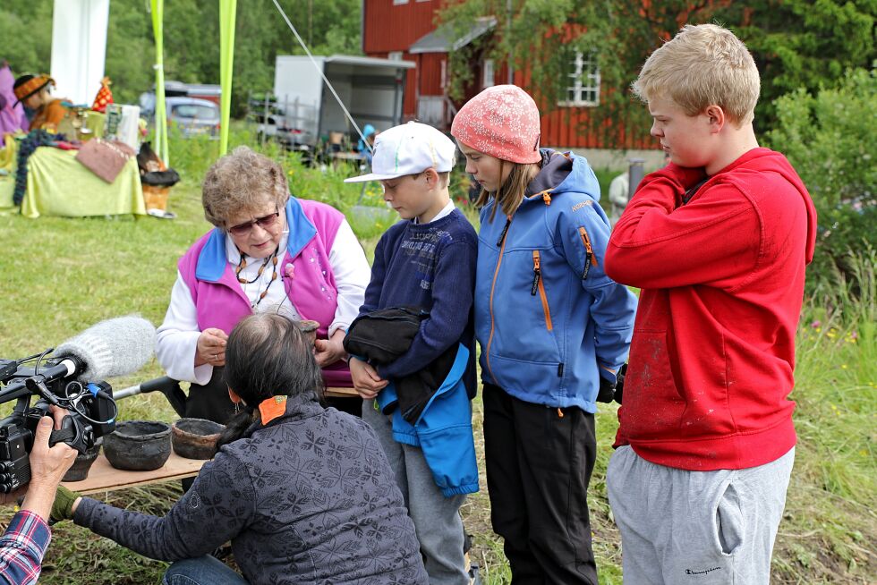 De tre søsknene Kolbjørn, Elsa og Sindre Toreid Eriksen ventet spent på vurdering av gjenstandene som var ferdig brent på søndags ettermiddag.
 Foto: Silje L. Kvammen