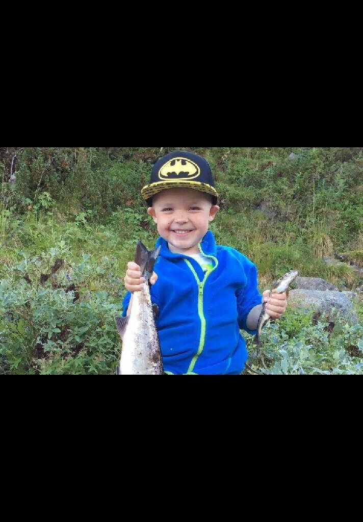 Theodor Balk-Aune Johansen (4) kunne smile bredt etter at han dro opp denne flotte laksen på 2,5 kilo i Jakobselva.
 Foto: Privat