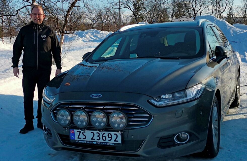 Drosje-og minibusseier Stein-Tore Sivertsen i Øvre Neiden, gleder seg over at skolekjøringa er kommet i gang og gir noe inntekter for bedriften. Foto: Privat
