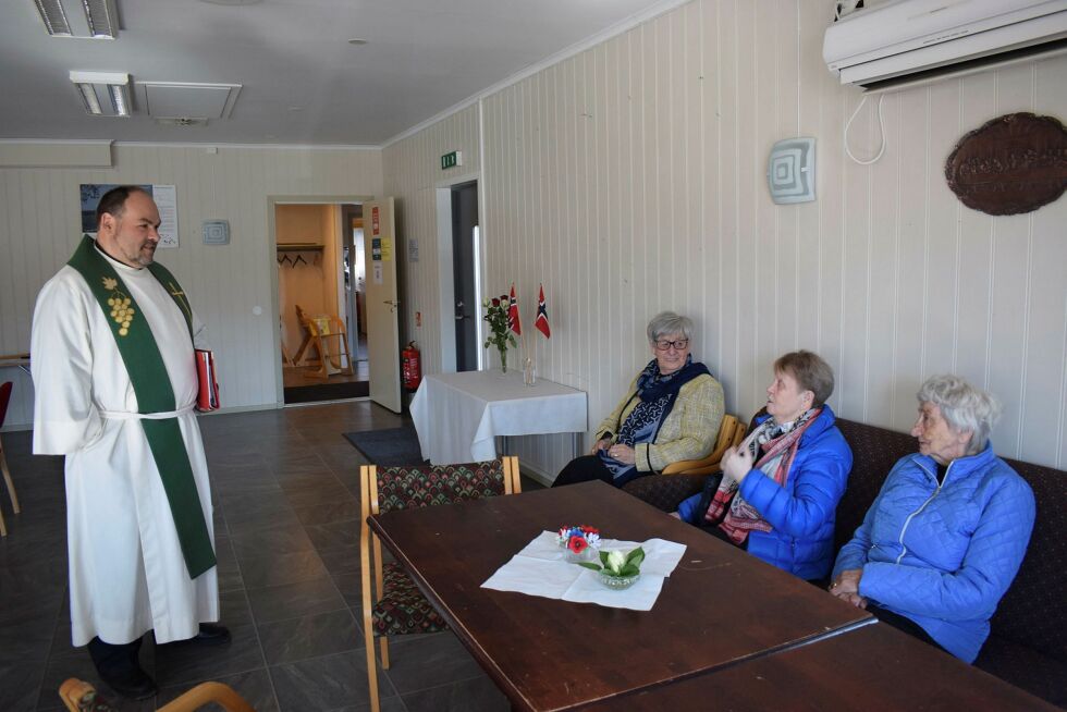 Sog­ne­prest Já­nos Kona hil­ser på Tor­dis Gre­ger­sen, Ing­rid Rø­berg og Ma­ri­an­ne Store Mat­hi­sen. Pres­ten for­tel­ler at han gle­der seg til kir­ke­ne åp­ner igjen.
ALLE FOTO: Bir­git­te Wisur Olsen