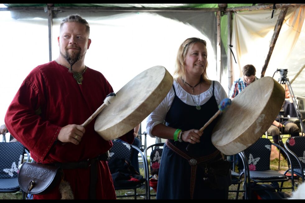 Tromma er et av de viktigste og mest brukte «redskapene» for Sjamanistisk forbund». Christoffer Eid og Gro Hilseth-Eid.
 Foto: Steinar Solaas