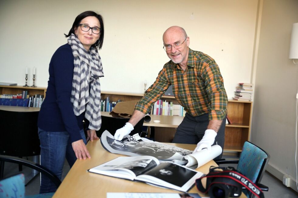Fotograf og konservator på Ruija kvenmuseum, Monica Milch Geghardt, tar i mot gaven overlevert av Alf E. Hansen.
 Foto:  Ruija kvenmuseum